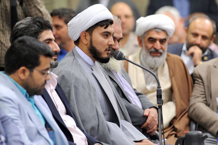 شعر خط مقدم هنر انقلاب است و باید به حاجقاسم بپردازد