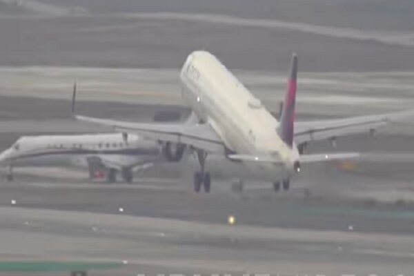 VIDEO: Close call between planes at Los Angeles airport