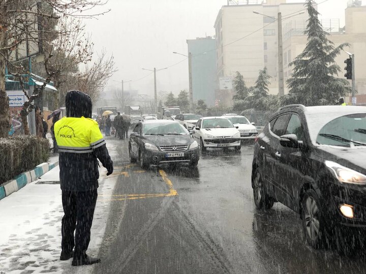 تداوم بارش برف در تهران و توصیه‌های پلیس راهور برای تردد ایمن در معابر