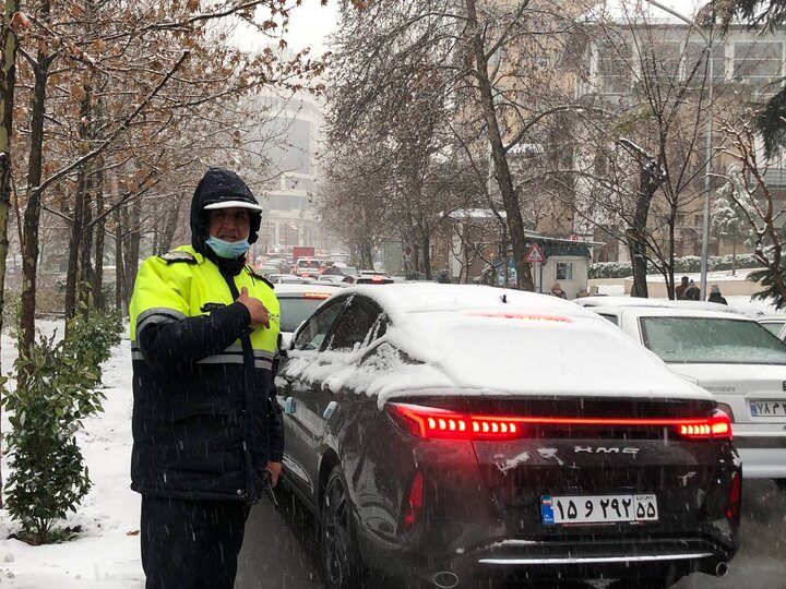 تداوم بارش برف در تهران و توصیههای پلیس راهور برای تردد ایمن در معابر