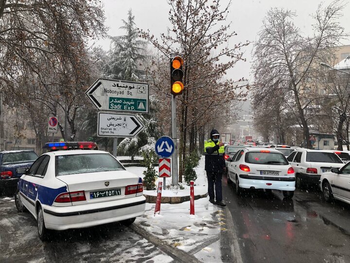 تداوم بارش برف در تهران و توصیه‌های پلیس راهور برای تردد ایمن در معابر