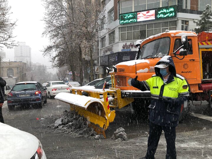 تداوم بارش برف در تهران و توصیه‌های پلیس راهور برای تردد ایمن در معابر