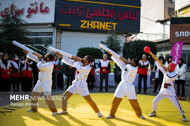 نخستین جشنواره ملی تئاتر خیابانی چتر ماه