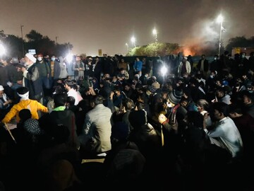 کراچی میں پولیس کریک ڈاون کے باوجود کئی مقامات پر دھرنے جاری