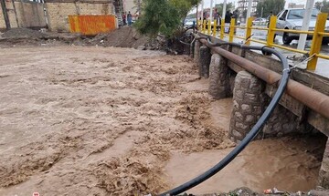 طغیان رودخانه فصلی و مسدود شدن یکی از محورهای روستایی در شهرستان میناب