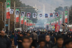 کرمان، شہید قاسم سلیمانی کے مزار پر باران عشق میں بھیگے زائرین کا عظیم اجتماع+ ویڈیو