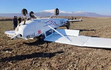 2 dead after small planes collide midair at US airport