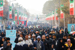 تحت المطر والبرد القارس وسيرا على الأقدام يتوافد المواطنون لتجديد العهد مع جنرال القلوب