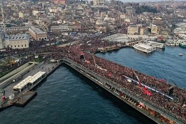 İstanbul'da Gazze mitingi! Ayasofya'dan köprüye yürüdüler İstanbul'da Gazze mitingi! Ayasofya'dan köprüye yürüdüler