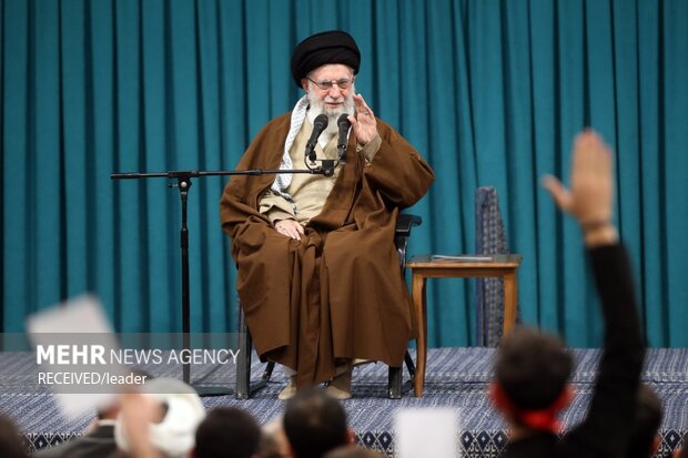 دیدار جمعی از خانوادههای شهدای مدافع حرم و مقاومت با رهبر معظم انقلاب 4