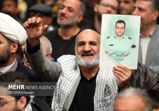 دیدار جمعی از خانوادههای شهدای مدافع حرم و مقاومت با رهبر معظم انقلاب 3