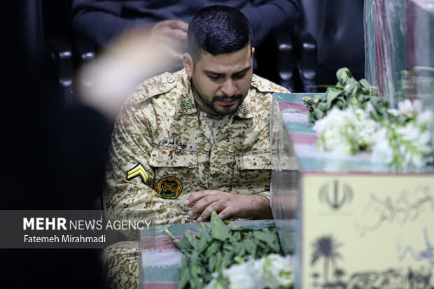 آیین وداع با پیکر مطهر شهید مدافع حرم لشکر فاطمیون «علی سادات» 13