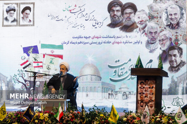 گردهمایی رهروان مکتب شهید سلیمانی در گلزار شهدای کرمان