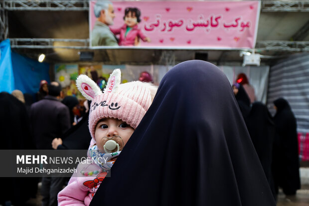 دختران کاپشن صورتی در گلزار شهدای کرمان