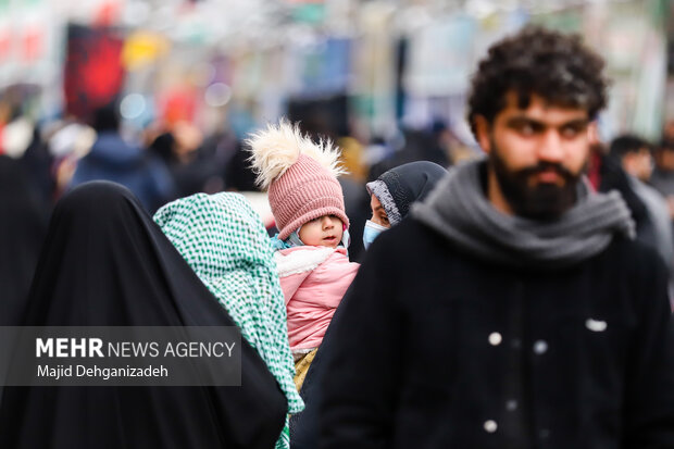 دختران کاپشن صورتی در گلزار شهدای کرمان