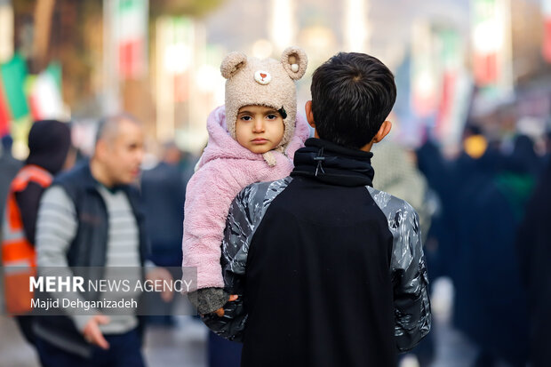 دختران کاپشن صورتی در گلزار شهدای کرمان