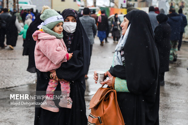 دختران کاپشن صورتی در گلزار شهدای کرمان