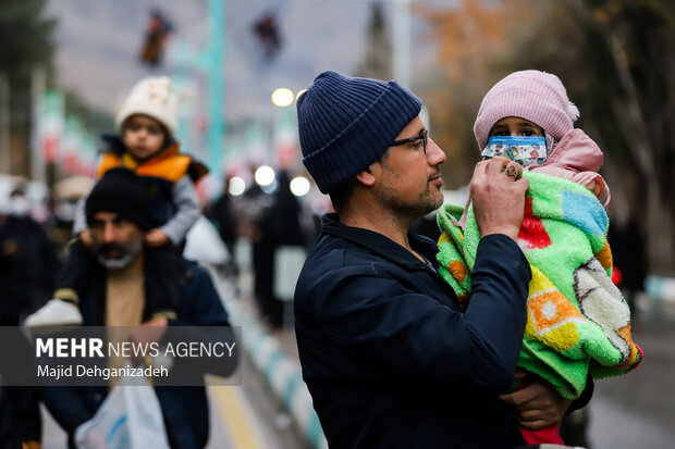 دختران کاپشن صورتی در گلزار شهدای کرمان