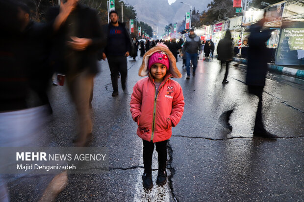 دختران کاپشن صورتی در گلزار شهدای کرمان