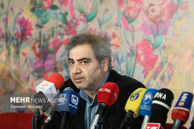 اتابک نادری: خارج از هر سلیقه و نگاهی در سایهسار جشنواره تئاتر فجر کنار هم قرار گیریم