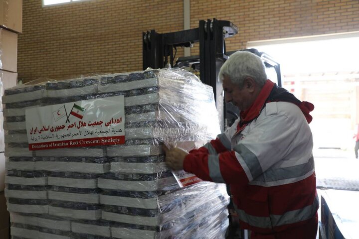 جمعآوری و بارگیری کمکهای مردمی برای مردم لبنان همچنان ادامه دارد جمعآوری و بارگیری کمکهای مردمی برای مردم لبنان همچنان ادامه دارد