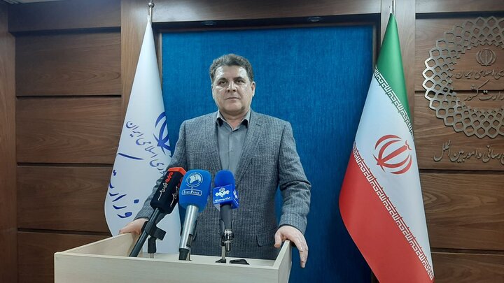 زینیوند: احزاب را مشاورین بیمزد و منت دولت میدانیم