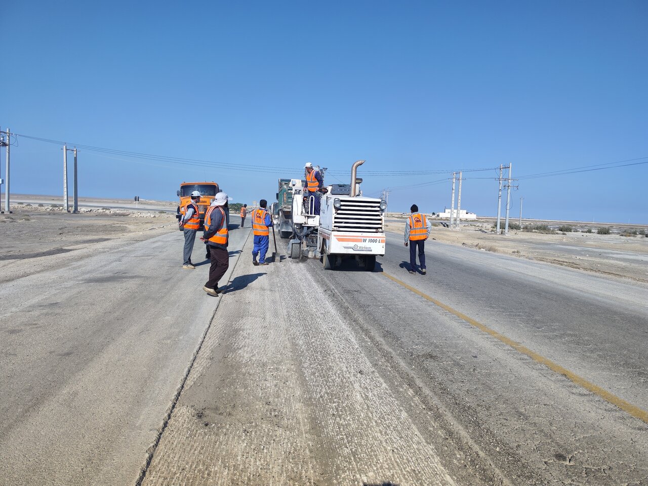 عملیات لکهگیری و روکش آسفالت محورهای استان بوشهر آغاز شد