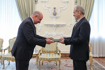 Pezeshkian receives copies of credentials of 10 new envoys