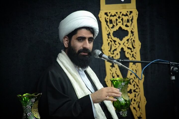 کعبه را طاقت فراقت نیست؛ سینهچاک است کعبه در طلبت