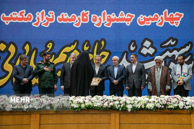 سردار حسن زاده و عباس عراقچی در چهارمین جشنواره کارمند تراز مکتب حاج قاسم