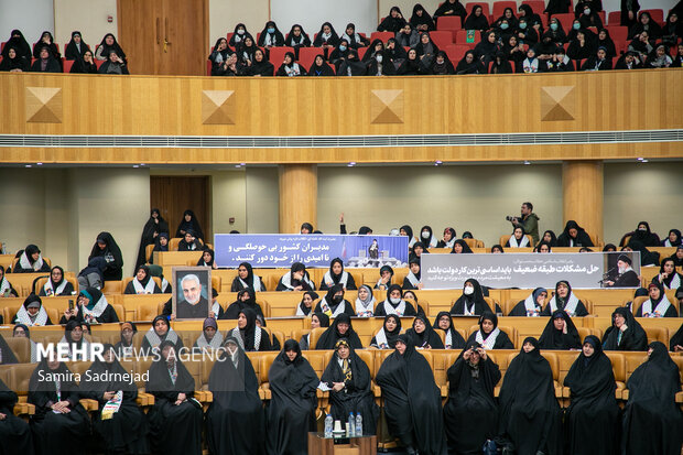 Employees honored at General Soleimani' martyrdom anniversary
