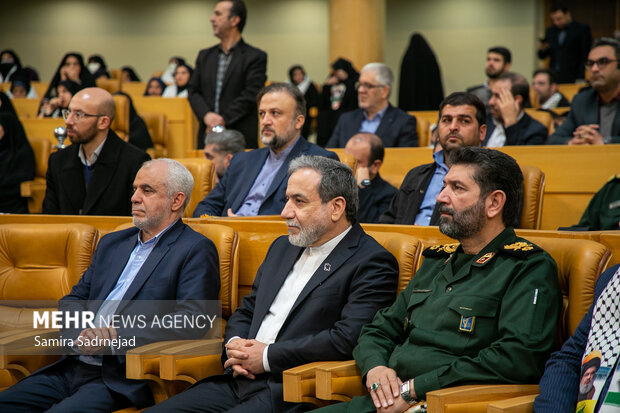 سردار حسن زاده و عباس عراقچی در چهارمین جشنواره کارمند تراز مکتب حاج قاسم