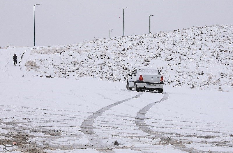 آغاز بارش برف در برخی محورهای کوهستانی گیلان؛ رانندگان زنجیر چرخ استفاده کنند