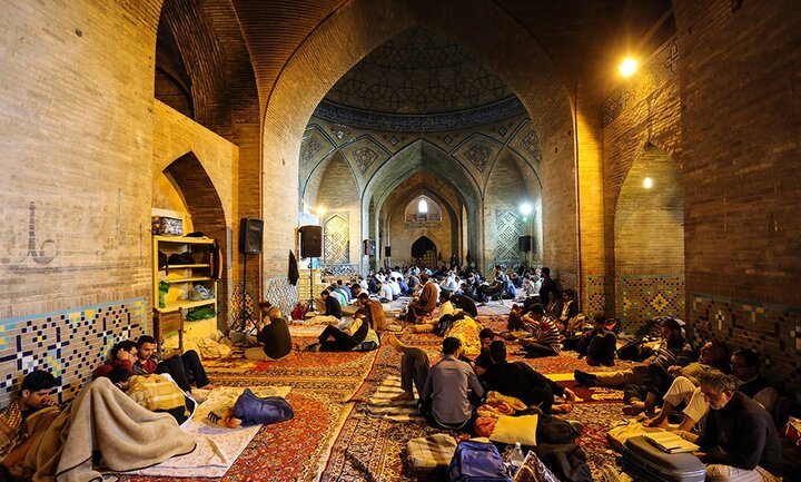 انس با معبود به دور از هیاهوی شهر/ نجوای عاشقانه معتکفان