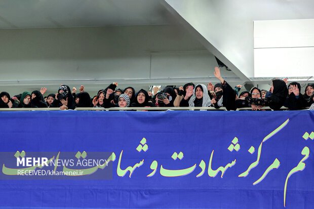 حاشیه نگاری مهر از دیدار قمی ها با رهبر انقلاب در سالروز قیام تاریخ ساز ۱۹ دی حاشیه نگاری مهر از دیدار قمی ها با رهبر انقلاب در سالروز قیام تاریخ ساز ۱۹ دی