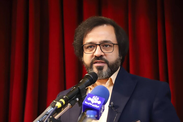 هنرمندان با ابزار هنر مفاهیم معقول را به مصادیقِ محسوس تبدیل میکنند