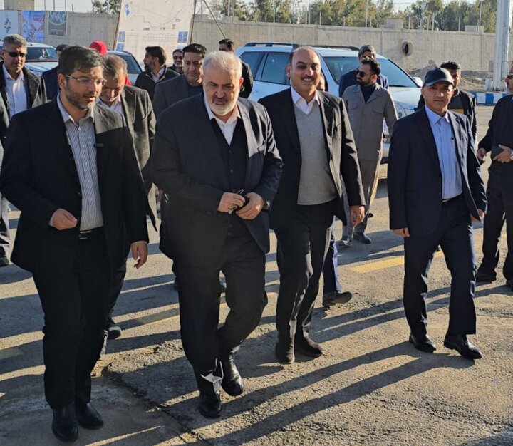 بازدید وزیر نیرو از آبشیرین کن 100 هزار متر مکعبی شهدای خدمت