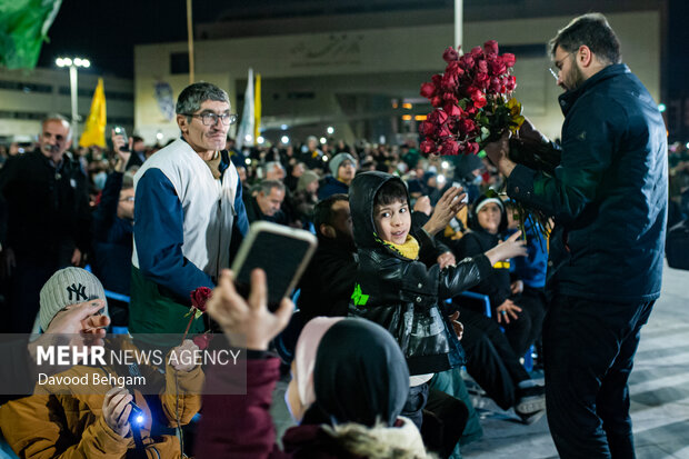 گلباران حرم امام رضا(ع) توسط زائران و مجاوران در شب ولادت ابن الرضا(ع)
