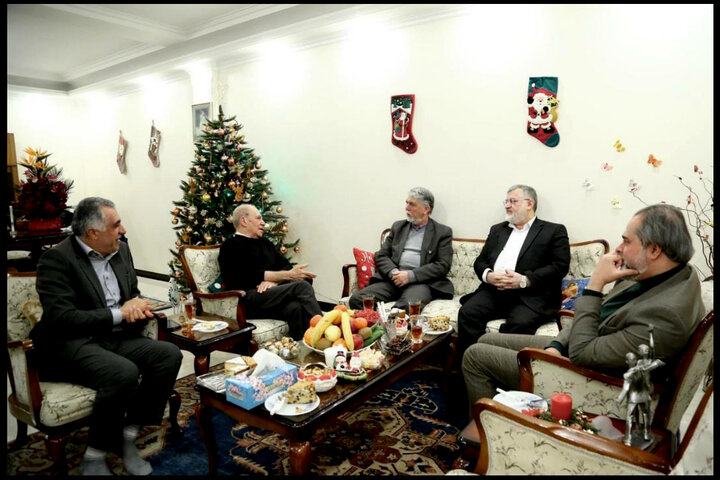 یک غروب دلانگیز با طعم انتقاد در خانه واروژ کریممسیحی