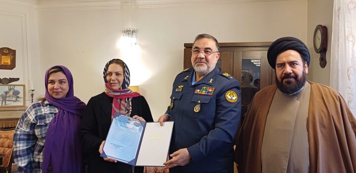 فرمانده نیروی هوایی ارتش با خانواده شهید ناصری و محمدی دیدار کرد فرمانده نیروی هوایی ارتش با خانواده شهید ناصری و محمدی دیدار کرد