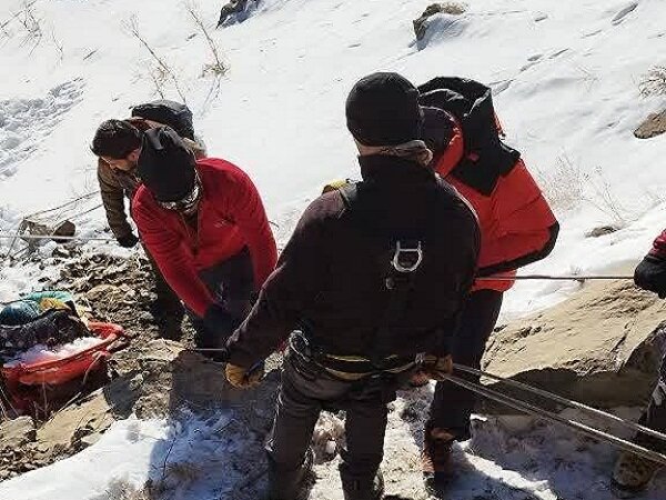 نجات دو جوان گرفتار شده در ارتفاعات توچال نجات دو جوان گرفتار شده در ارتفاعات توچال