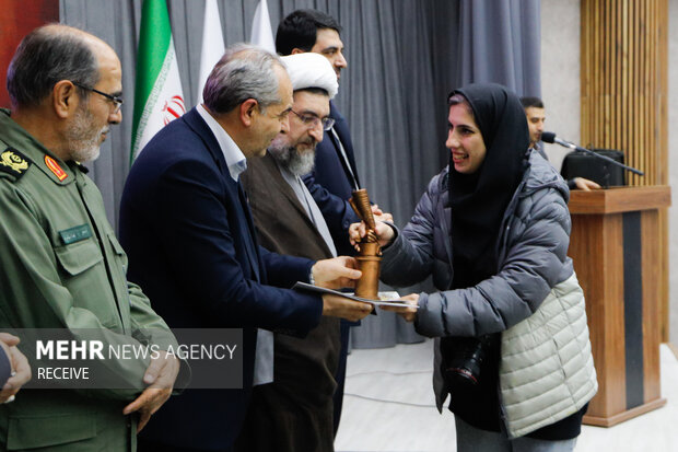 مینا نوعی عکاس خبرگزاری مهر با عنوان گزارش تصویری «جهاد آبرسانی» رتبه نخست بخش اصلی عکس را در این جشنواره دریافت کرد.