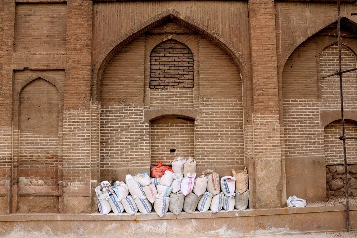 استفاده از سیمان در مرمت مدرسه خان شیراز؛ ایراد قابل اصلاح است