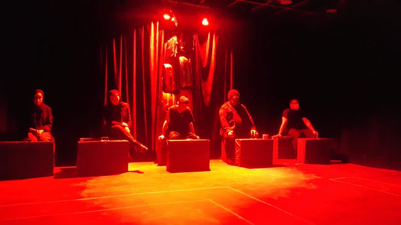 نقد نمایش «سندروم پای بیقرار»؛ از فضای مینیمالیستی تا مواجهه با درد مهاجرت