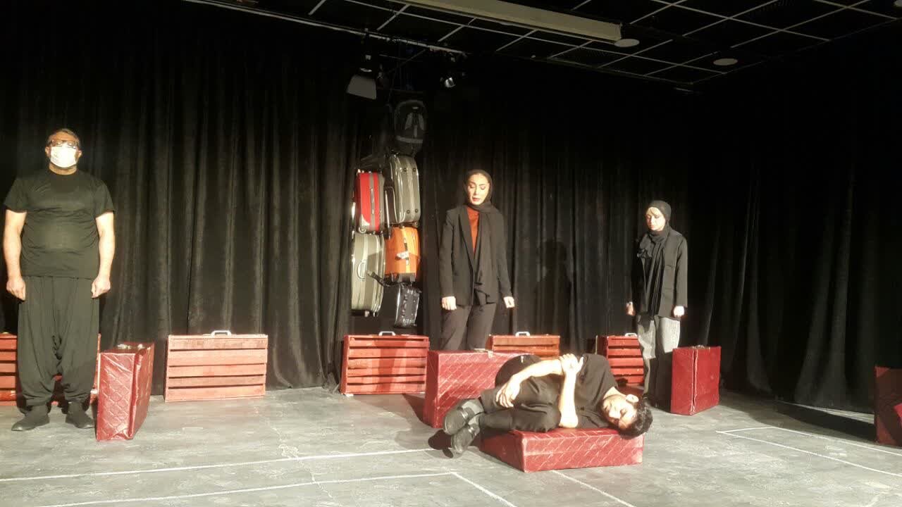 نقد نمایش «سندروم پای بیقرار»؛ از فضای مینیمالیستی تا مواجهه با درد مهاجرت