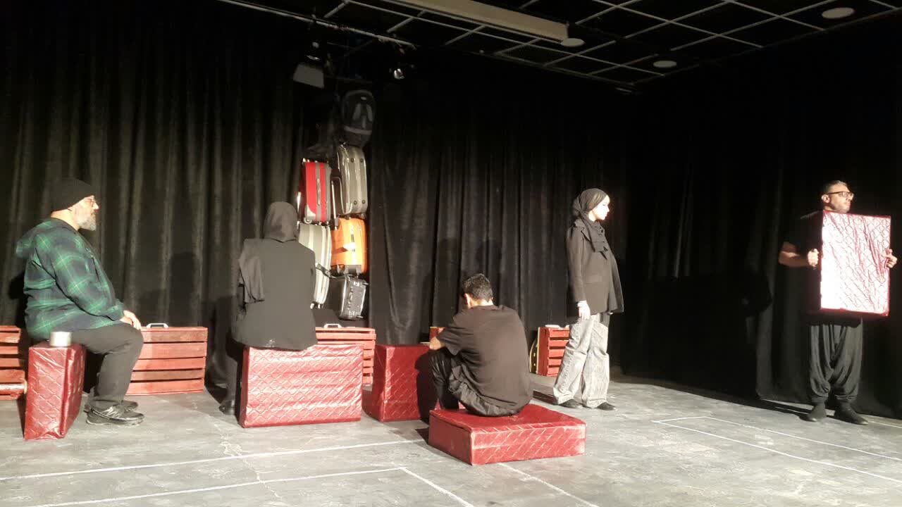 نقد نمایش «سندروم پای بیقرار»؛ از فضای مینیمالیستی تا مواجهه با درد مهاجرت