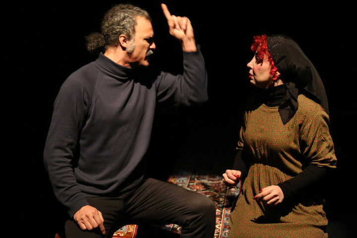 نقد نمایش «رومئو ژولیت و دو شاخه گل رز»؛ از بازی درخشان تا ضعفهای اجرایی در یک اثر عاشقانه تلخ