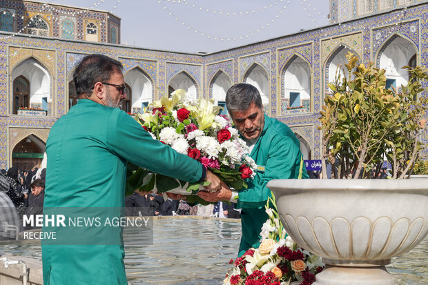 آماده سازی حرم مطهر رضوی در آستانه ولادت امیرالمومنین (ع)