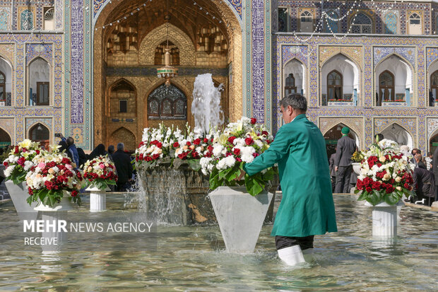 آماده سازی حرم مطهر رضوی در آستانه ولادت امیرالمومنین (ع)