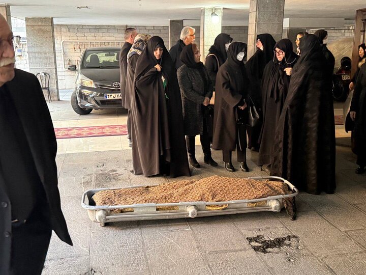 مراسم تشییع مرحومه منیره گرجی بدون تشریفات مرسوم برگزار شد مراسم تشییع مرحومه منیره گرجی بدون تشریفات مرسوم برگزار شد